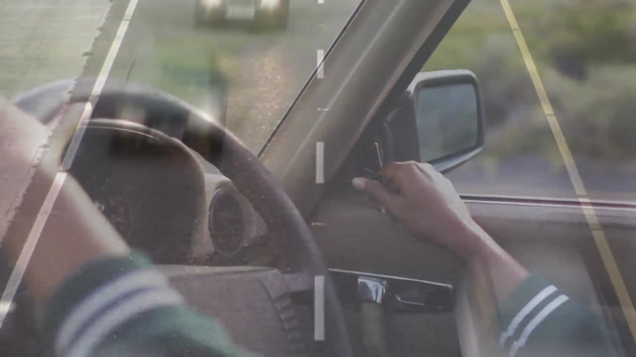 animación de carretera sobre mujer asiática conduciendo coche