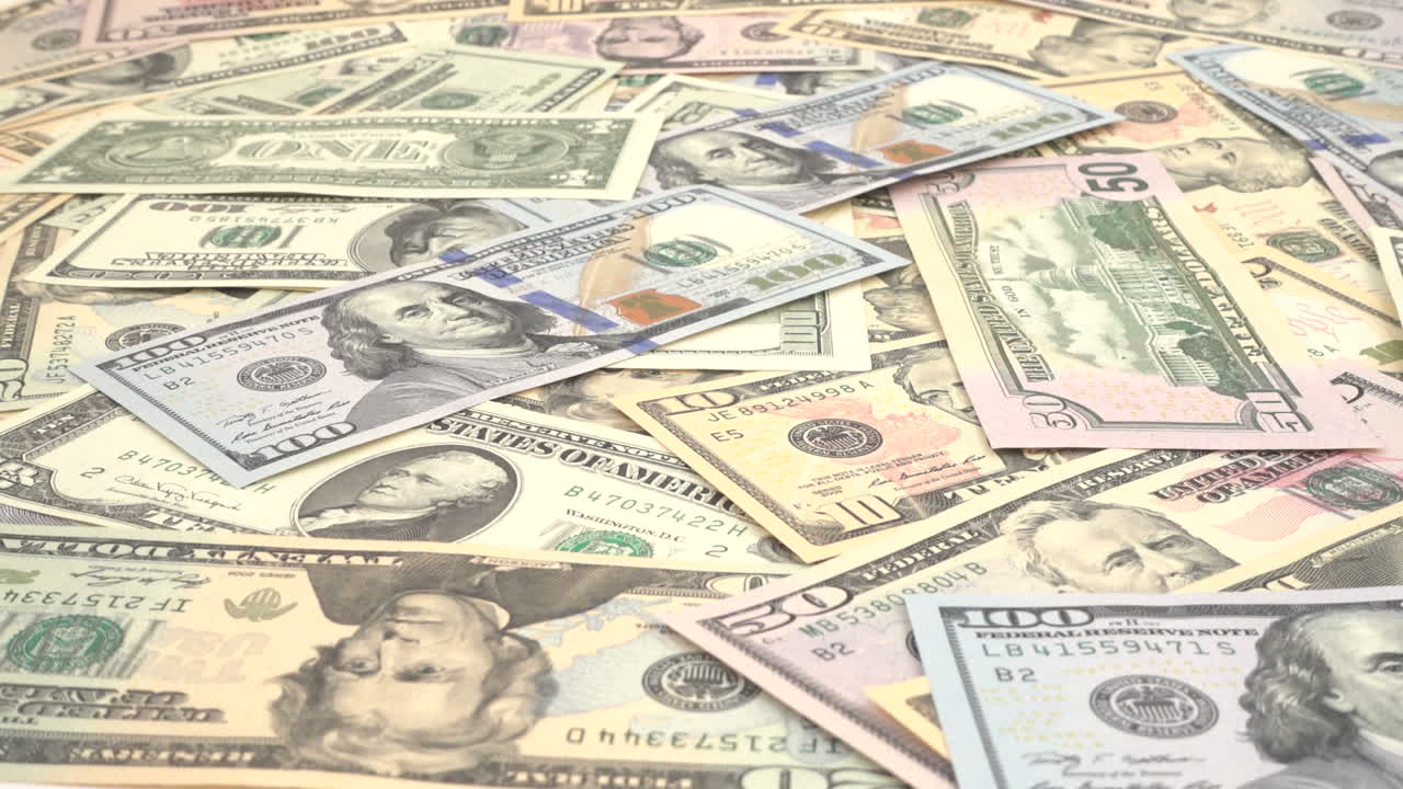 Banconote di dollari che cadono. Slow motion. Riprese di denaro