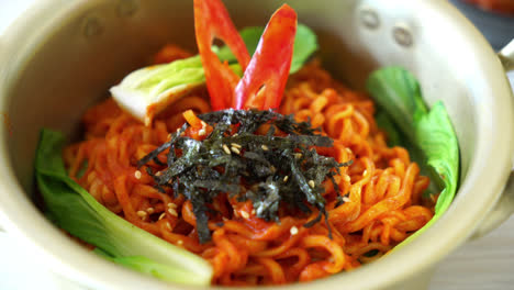 Fideos-Instantáneos-Coreanos-Con-Vegetales-Y-Kimchi