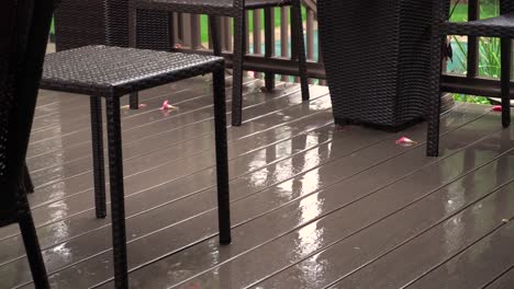 lluvia ligera en una cubierta durante una tormenta de octubre