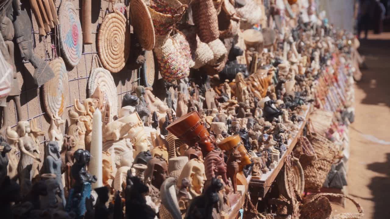 pequeñas estatuas, bustos y recuerdos egipcios tradicionales en exhibición en un bazar, luxor, egipto