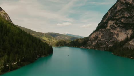 Disparo-De-Sobrevuelo-De-Drones,-Sobre-Un-Lago-De-Montaña-Turquesa,-Entre-Altas-Montañas-En-Un-Día-Soleado