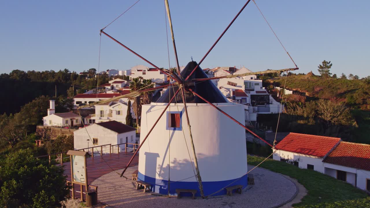 Vista aerea di Odeceixe con mulino a vento, tradizionale, villaggio, che mostra un aperto paesaggio storico in Portogallo