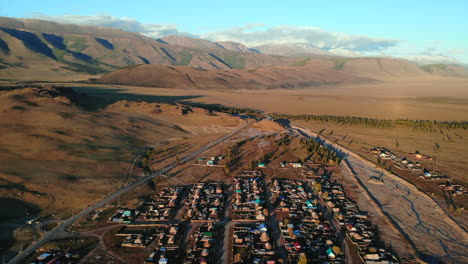 vista aérea de un pueblo en un valle de montaña