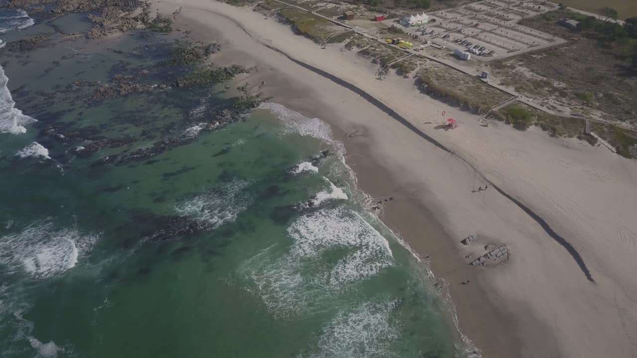 imágenes de drones aéreos 4k uhd de una playa vacía perfecta con largas olas rodando en la orilla del océano atlántico en minho en un agradable día soleado