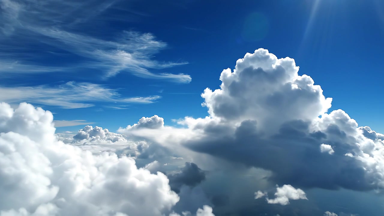 Vista aérea de nuvens brancas fofinhas contra um céu azul