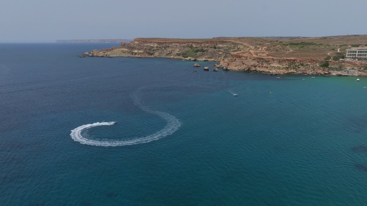 una lancha rápida en alta velocidad se desliza a través de las aguas azules del mar en malta