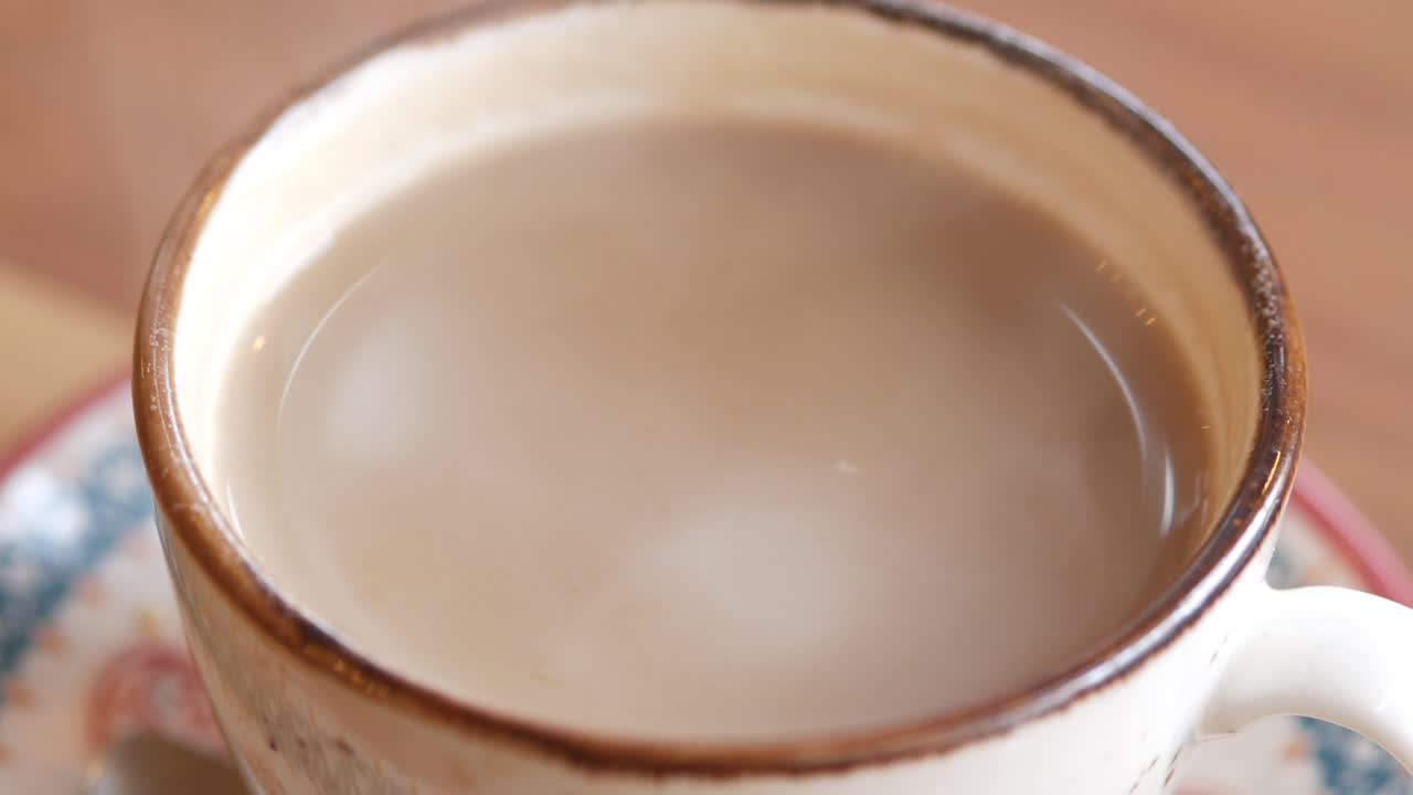 Caffè caldo in una tazza.