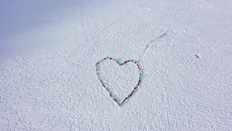 Vista-Superior-Aérea-En-Forma-De-Corazón-Sobre-Hielo-Hecha-Por-Niños,-Mensaje-Positivo-Que-Mejorará---Covid-19