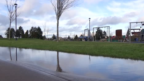 Toma-Deslizante-De-Un-Parque-Después-De-La-Lluvia-Con-El-Horizonte-De-Seattle-En-El-Fondo