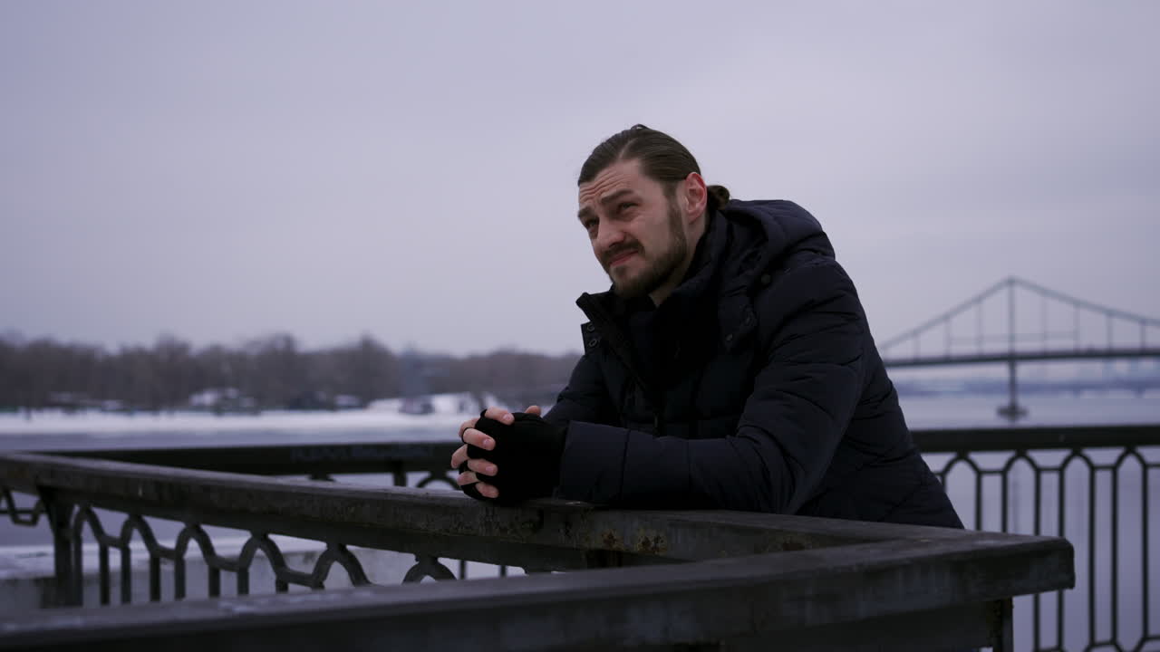 Человек, стоящий на открытом воздухе