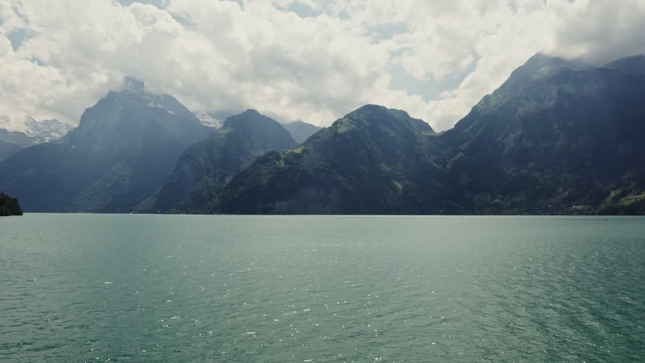 Paysage lacustre des Alpes suisses