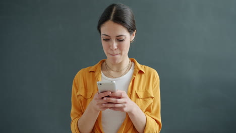mujer usando teléfono móvil