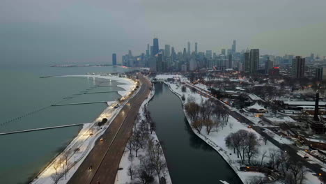 vista aérea sobre una carretera y el parque lincoln, brumoso, noche de invierno en chicago, estados unidos