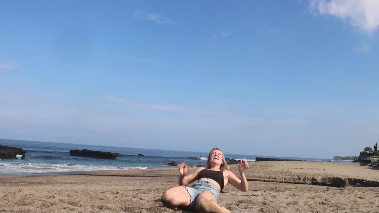 비치발리볼을 하는 소녀.