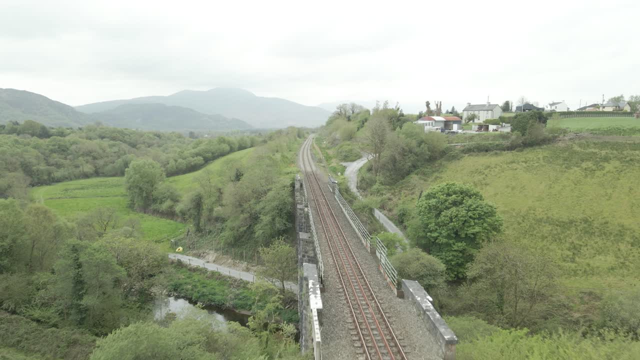 sueño como un pájaro de ferrocarril de fantasía dirigiéndose al condado de kerry irlanda