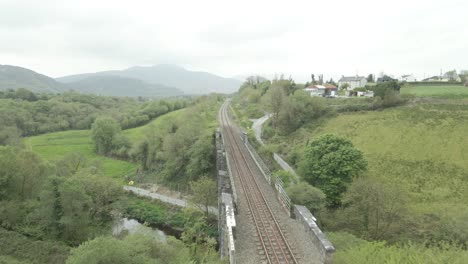 Sueña-Como-Un-Pájaro-Ferroviario-De-Fantasía-Que-Se-Dirige-Al-Condado-De-Kerry,-Irlanda.