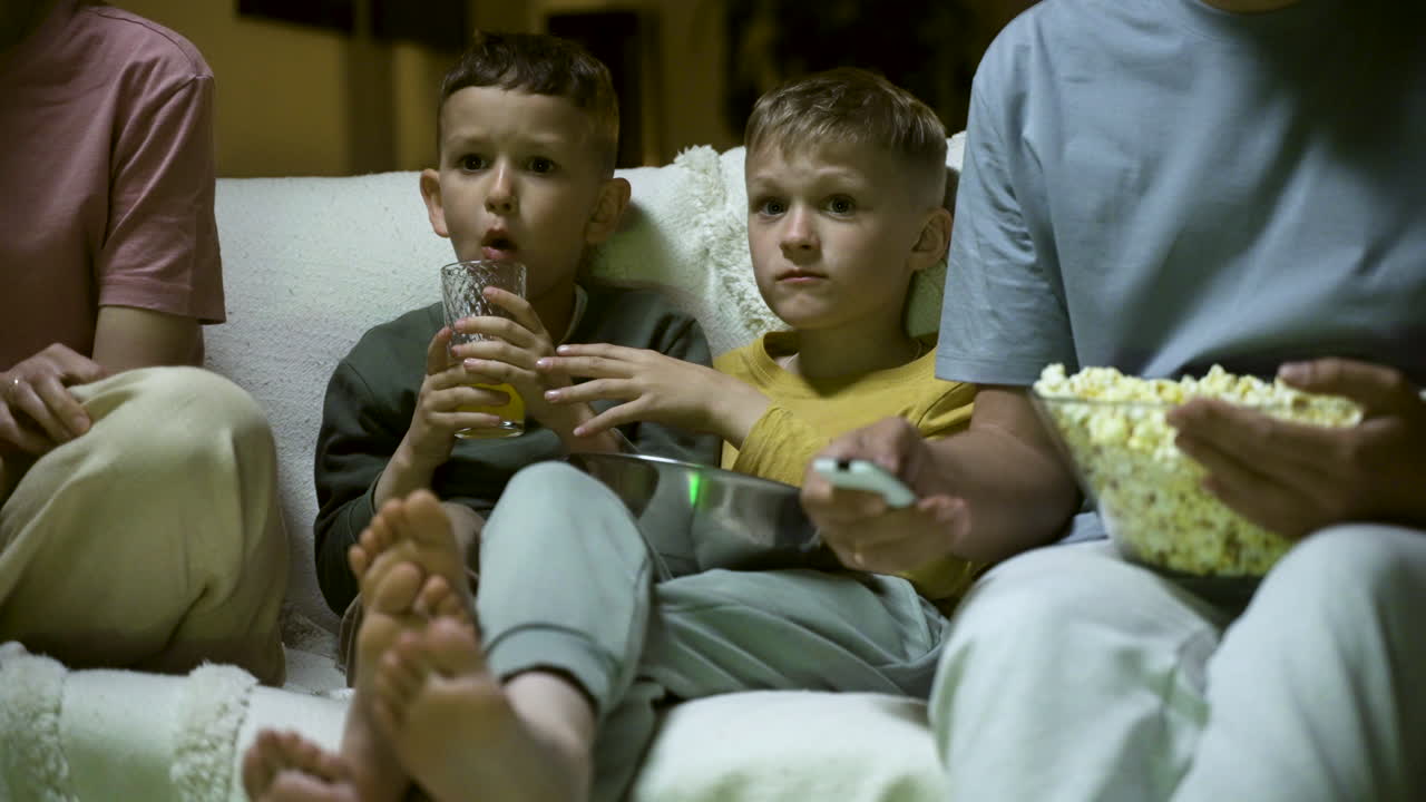 семья наслаждается фильмом