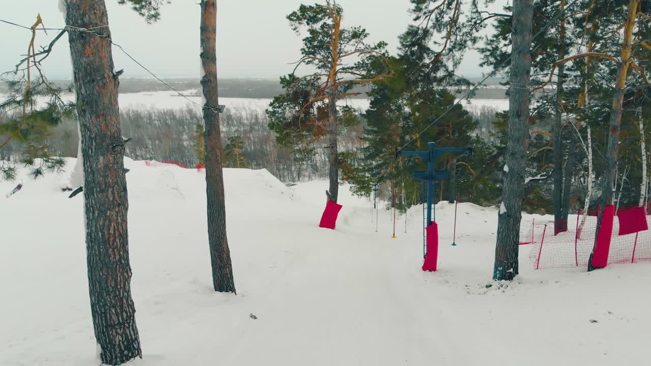 движение вдоль автоматического поверхностного подъема на горнолыжном курорте на холме
