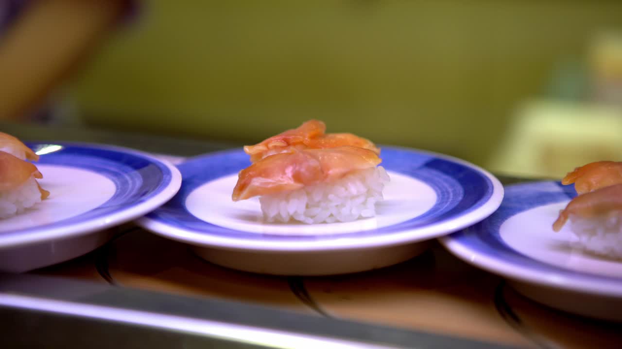4k, el shushi go round es una forma famosa de comida rápida común en asia.