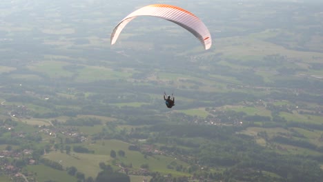 parapente despegando de la ladera de una montaña cubierta de hierba