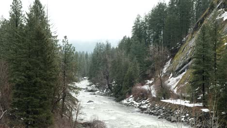 Paso-De-Montaña-En-Cascada-A-Leavenworth,-Washington---Un-Hermoso-Pueblo-Alpino-De-Estilo-Bávaro-Cubierto-De-Nieve---Río-De-Aguas-Bravas