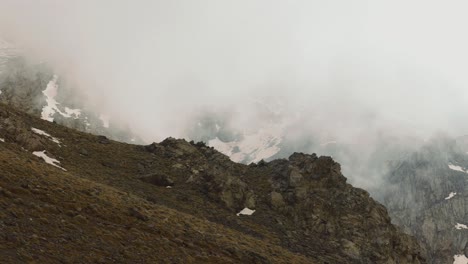 nubes moviéndose rápido sobre una montaña de gran altitud en el alto atlas, marruecos
