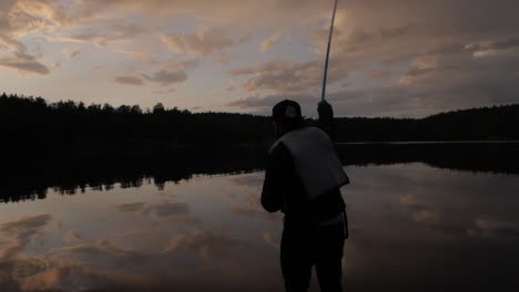 Un-Metraje-Recortado-De-Un-Joven-Pescando-En-Cámara-Lenta