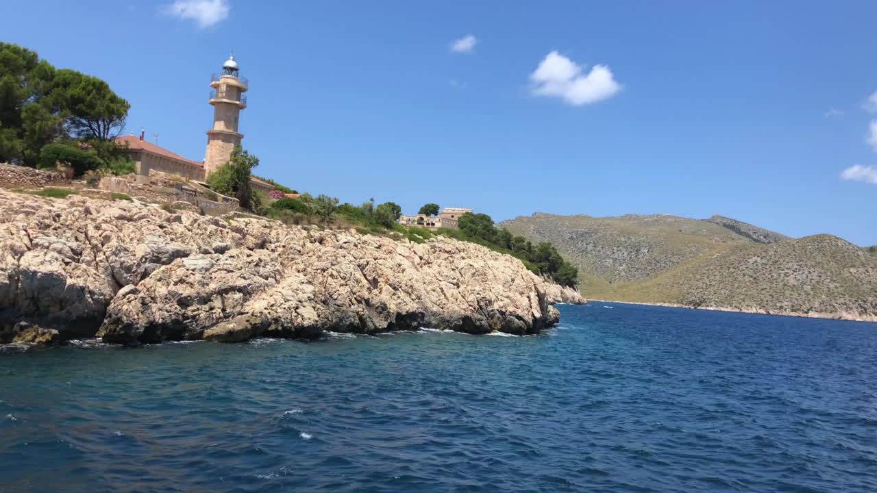 preciosas vistas de la costa navegando por el mar