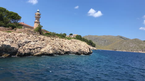 Schöne-Aussicht-Auf-Die-Küste,-Die-Durch-Das-Meer-Segelt