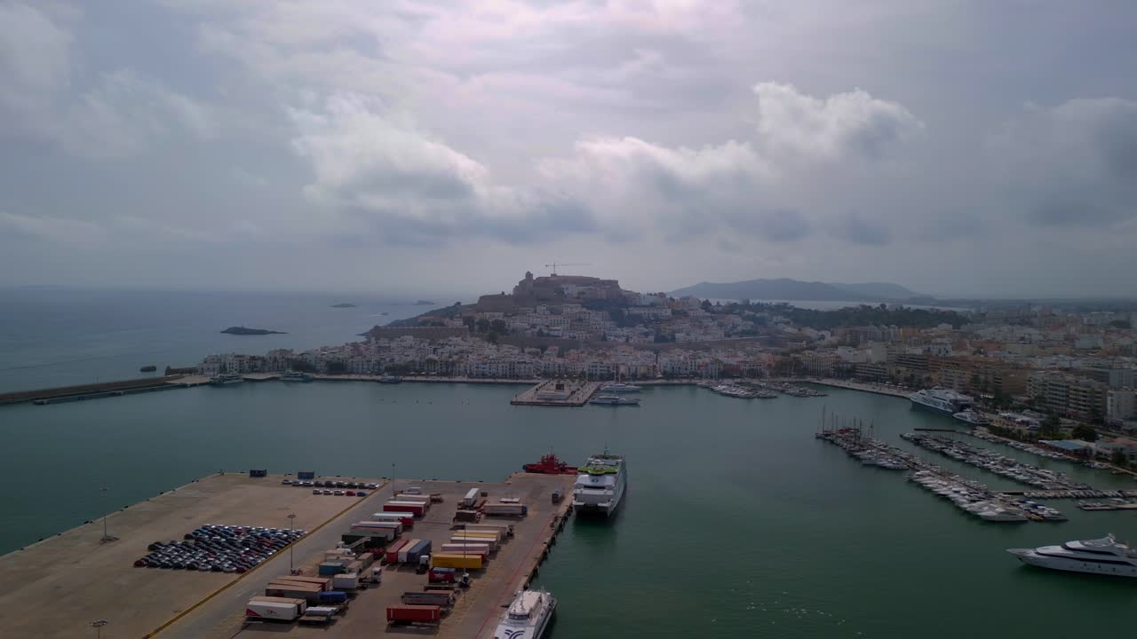 grandes nubes de cielo sobre la ciudad de biza, el casco antiguo y las murallas de la ciudad de eivissa con fondo marino