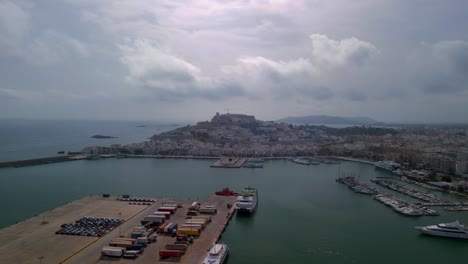 Große-Himmelwolken-über-Biza-stadt,-Altstadt-Und-Eivissa-stadtmauern-Mit-Seehintergrund