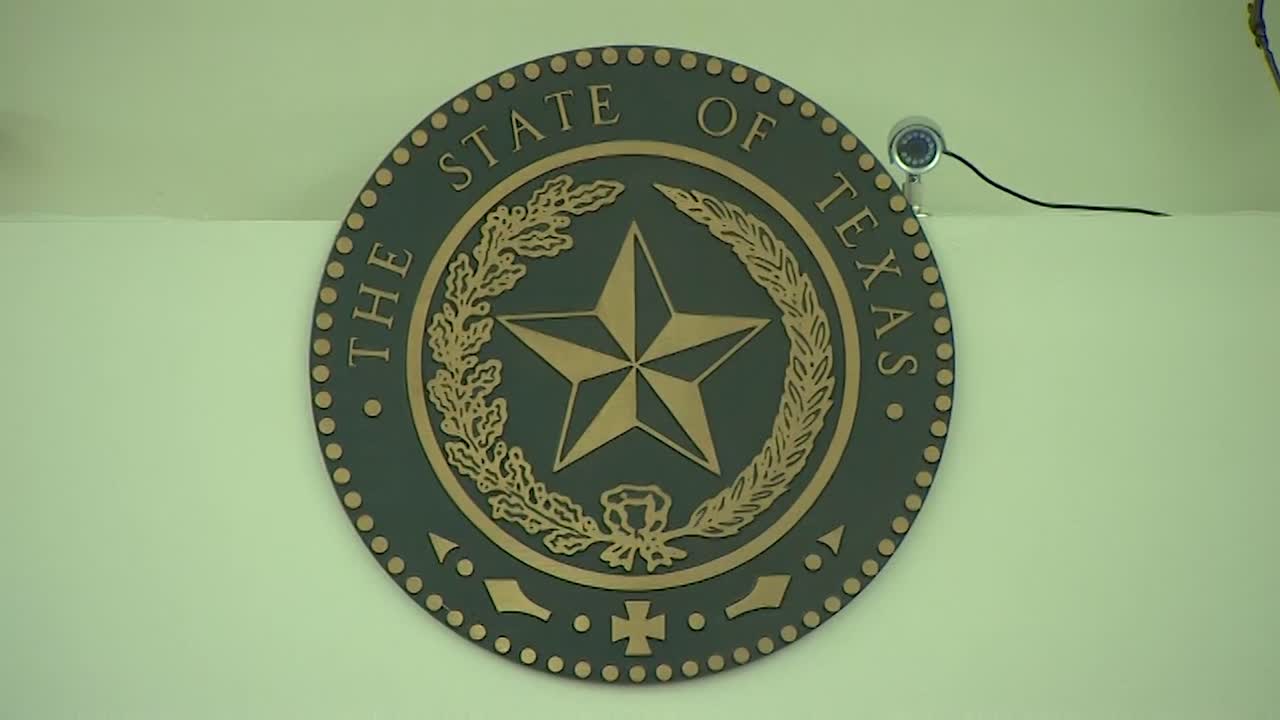 sello de la justicia penal del estado de texas en la pared de la sala del tribunal en el juzgado de fort worth por encima del panel de jueces y jurados