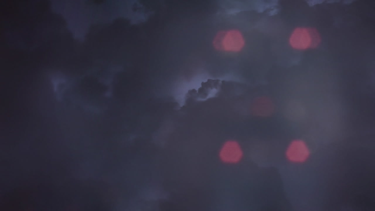 보케 조명이 있는 폭풍우의 밤하늘