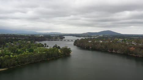 Un-Dron-Aéreo-Disparó-Sobre-El-Río-Shoal-Haven-Hacia-Nowra-En-Un-Día-Tormentoso-En-La-Costa-Sur-De-Nueva-Gales-Del-Sur,-Australia