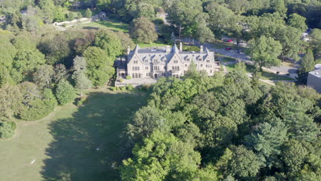 Mansion-in-Long-Island-NY-during-the-summertime,-green-scenery