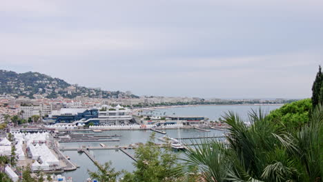 Schön,-Frankreich-überblick-über-Die-Stadt-Mit-Strand-Und-Hafen