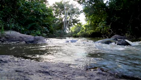 Río-Contaminado-En-Aguas-Formosas,-Minas-Gerais,-Brasil-2