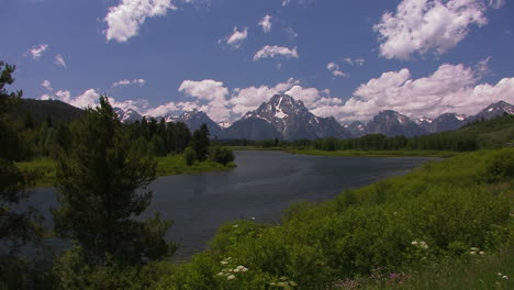 las nubes se mueven sobre las montañas en grand tetons