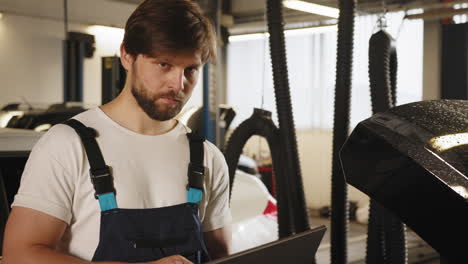 mecánico de automóviles en un taller de reparación