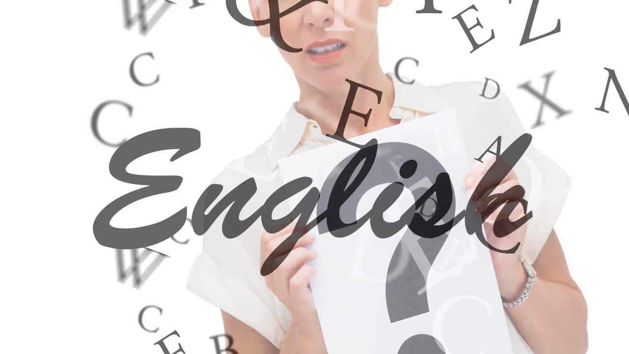 Animatie van Engelse tekst en letters boven Kaukasische vrouw