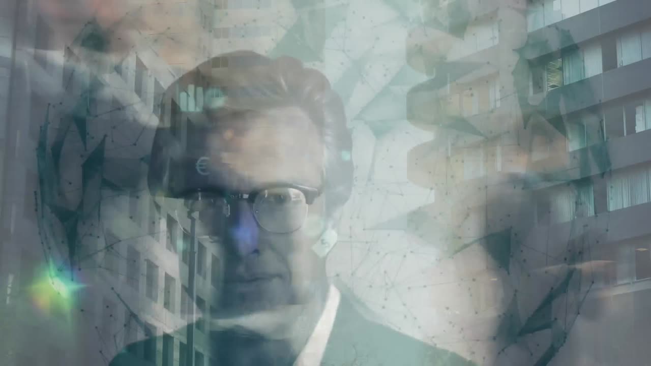 retrato de un hombre sobre el globo girando contra personas caminando