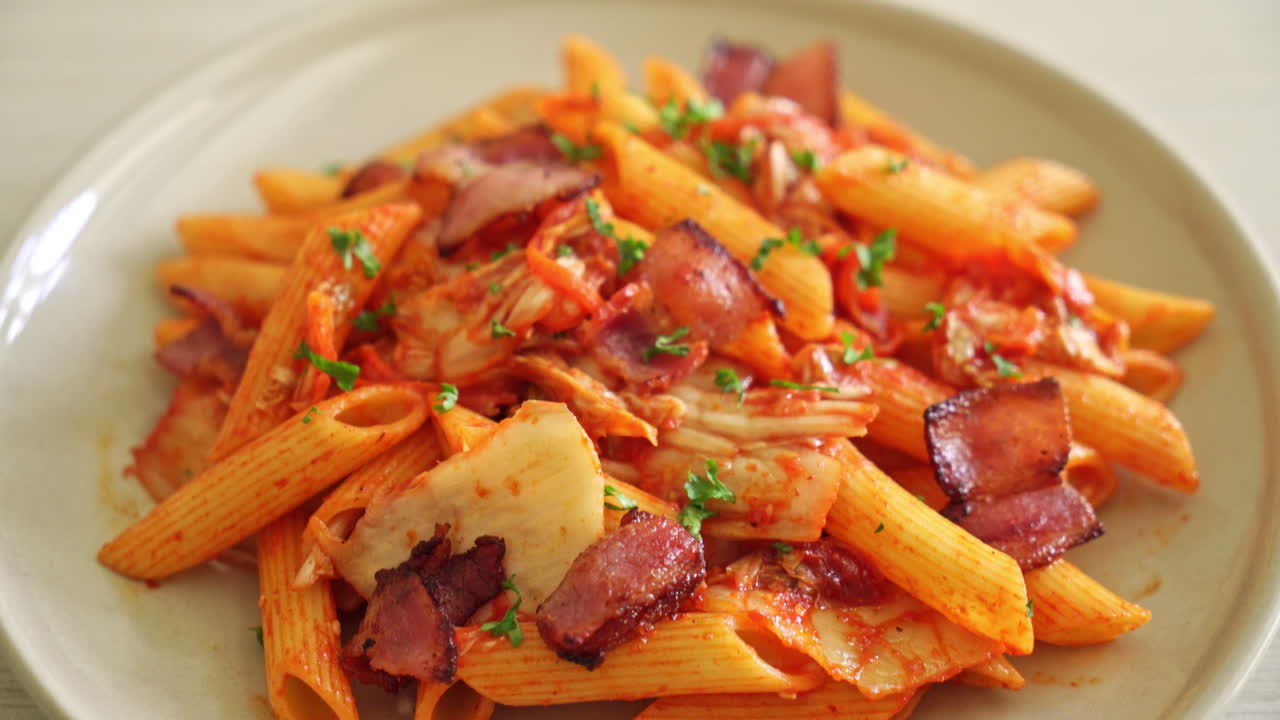 pasta penne salteada con kimchi y tocino - comida fusión