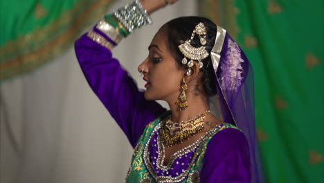 cabeza y hombros toma de estudio de una mujer sonriente bailarina de kathak realizando un baile vestida con el vestido tradicional indio 4