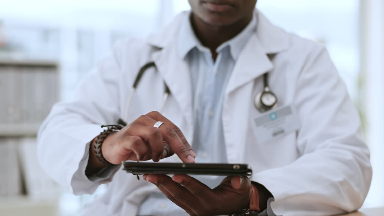 Tablet nelle mani di uomo nero