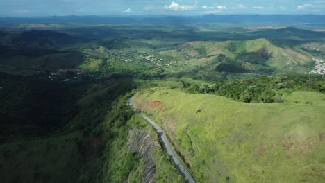 vista aérea de una rampa para parapentes en la cima de una montaña