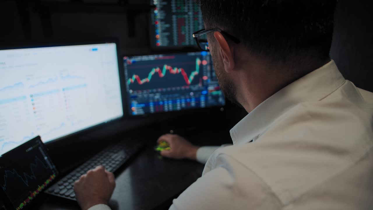 Trader analyzes the stock market