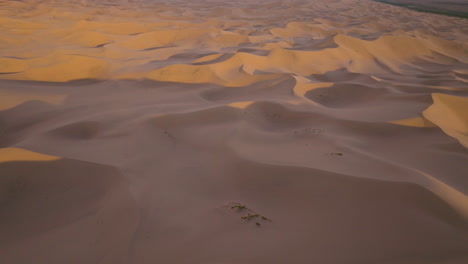 Sonnenaufgang-über-Den-Sanddünen-Der-Wüste-Gobi-In-Der-Mongolei---Drohnenaufnahme