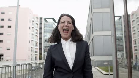 mujer de negocios emocionada celebrando el éxito