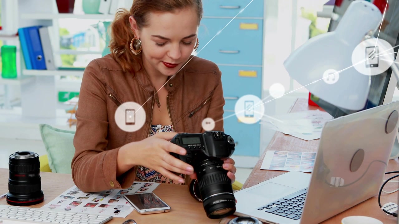 Kvinne innen fotografering, sjekker speilreflekskamera, sveiper på smarttelefon og får nettverksikoner til å synkronisere utskrifter.
